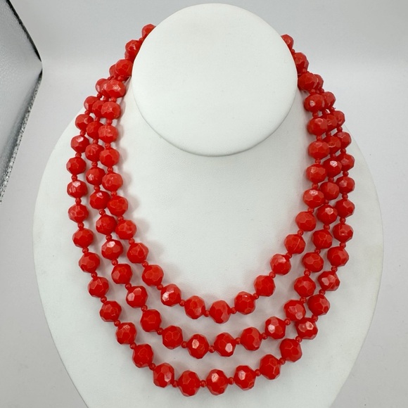 Vintage faceted red acrylic bead triple strand necklace lightweight Hong Kong - Picture 2 of 8